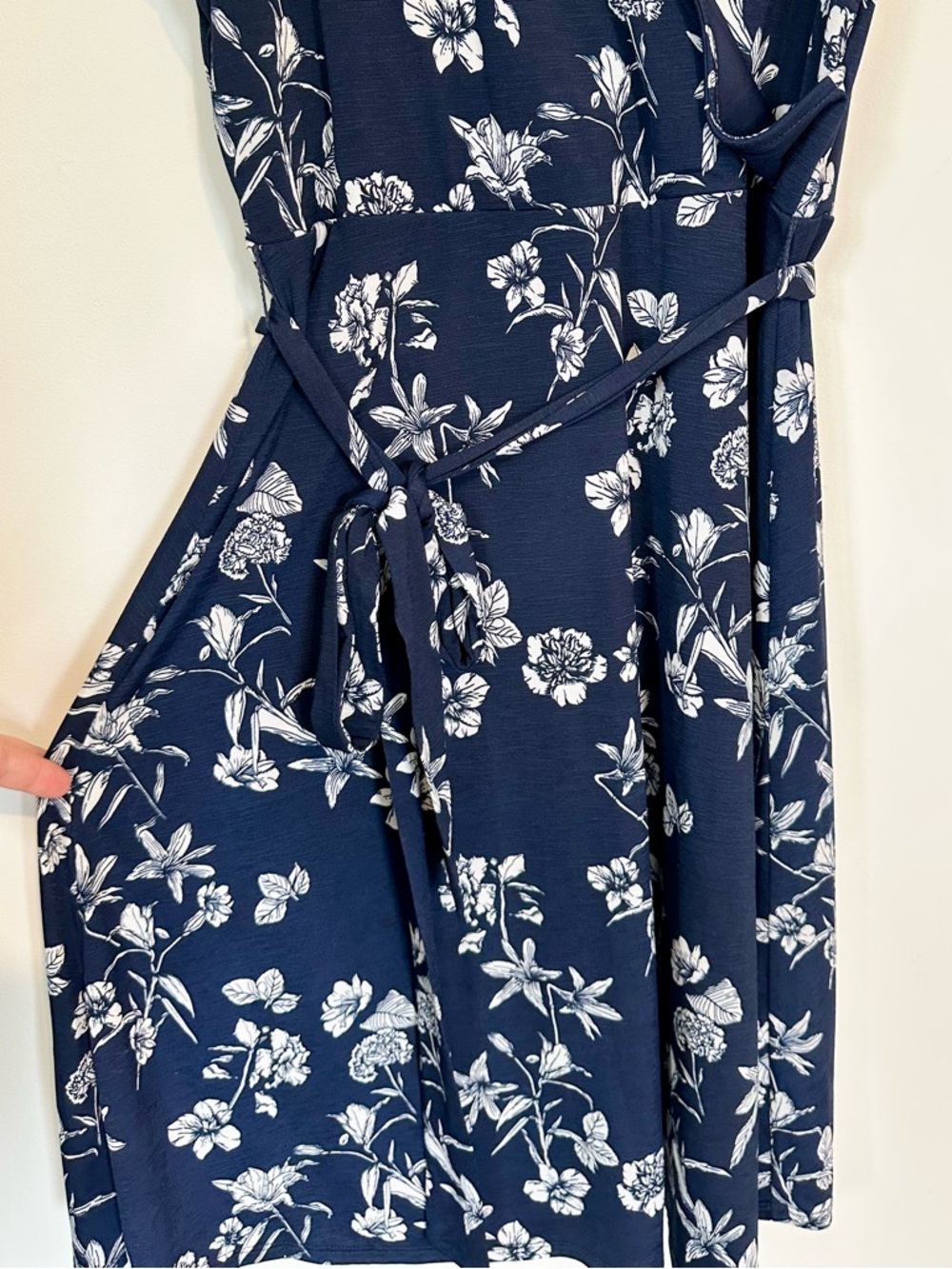 41 Hawthorn Navy and White Floral Faux Wrap Dress - Size: Medium - Picture 6 of 10